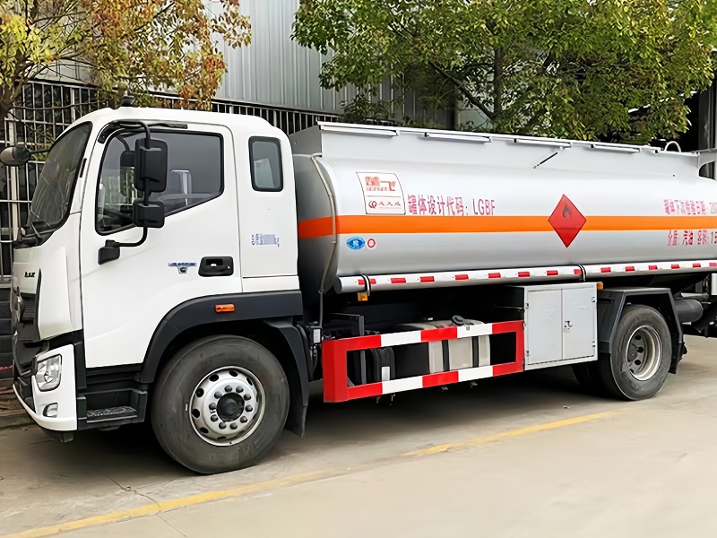 &nbsp;Foton S3 fuel truck side view