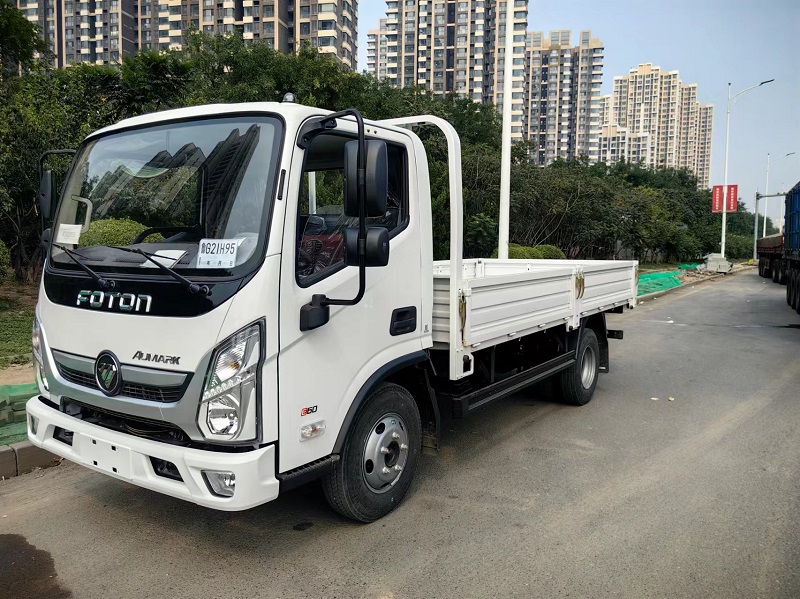 foton-oumark-e-flatbed-truck-front-side-view