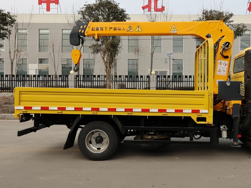FOTON Aumark Crane Truck with side