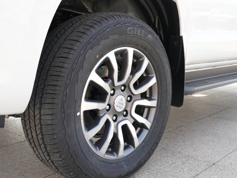 Foton Tunland G7 LHD Automatic 4x4 Tire Size