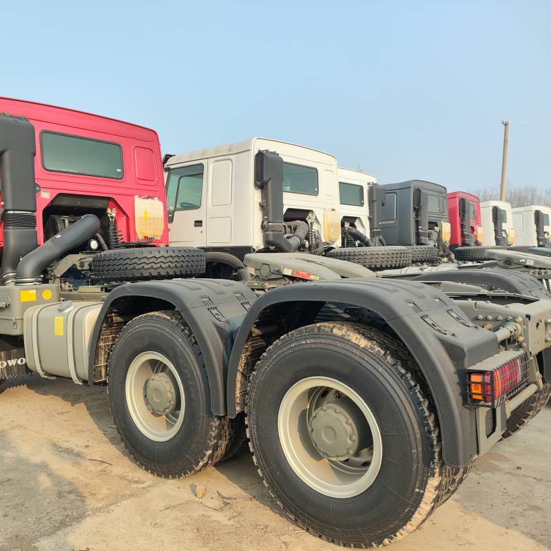 SINOTRUK HOWO 6x4 Tractor Truck with chassis